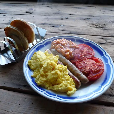 Bed & Breakfast Bretagne Vintage & Caravan: Rustic Glamping Experience
