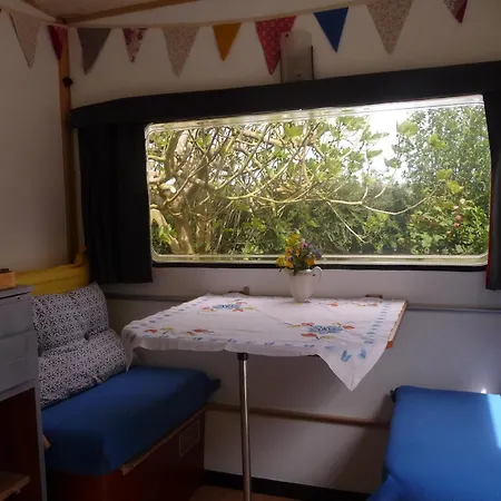 Bretagne Vintage & Caravan: Rustic Glamping Experience Pleumeur-Gautier