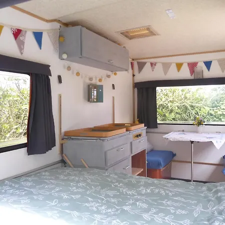 Bretagne Vintage & Caravan: Rustic Glamping Experience Bed & Breakfast *