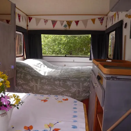 Bed & Breakfast Bretagne Vintage & Caravan: Rustic Glamping Experience Pleumeur-Gautier