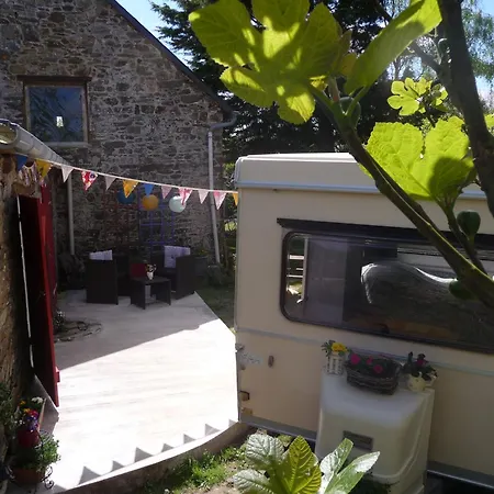 Bretagne Vintage & Caravan: Rustic Glamping Experience Bed & Breakfast